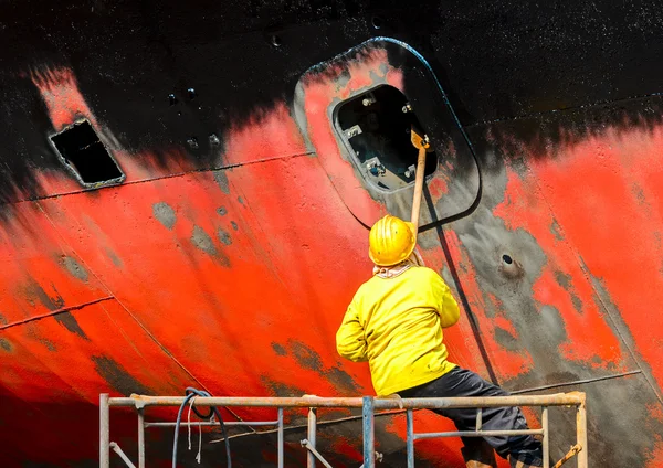 Shipyard worker to clean ship — Stock Photo, Image