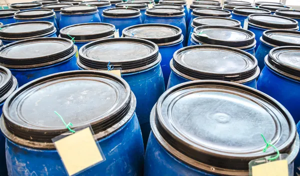 blauwe kunststof industriële vaten