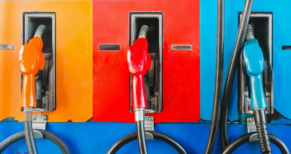 Dispenser di benzina olio combustibile colorato — Foto Stock