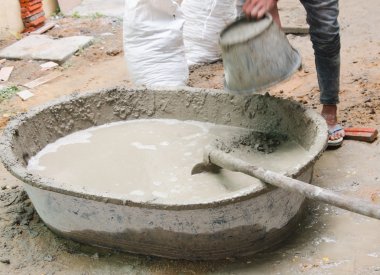 İnşaat işçisi karıştırma çimento harçlı sıva
