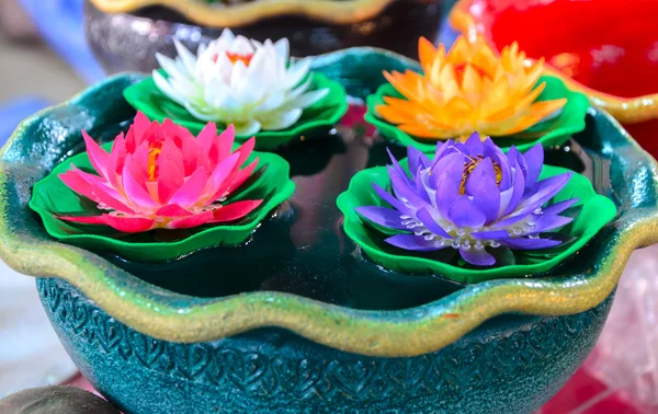 Colorato fiore di loto di plastica artificiale galleggiante in una ciotola — Foto Stock