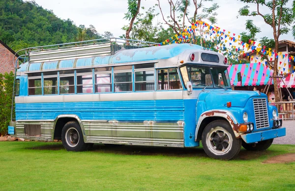 Blue farm bus in campagna — Foto Stock