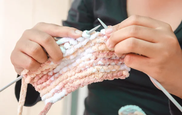 Mani di donna che lavora a maglia con lana — Foto Stock