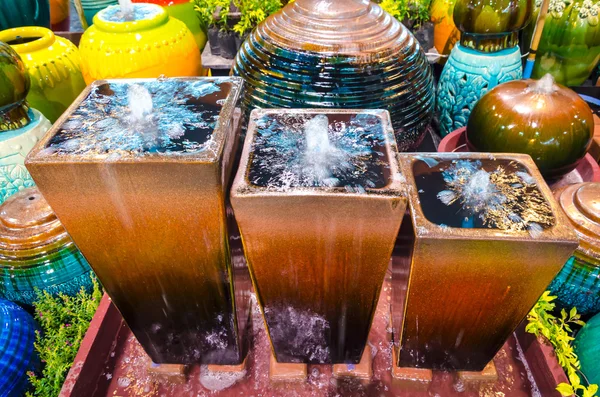 Dekorativa vatten fontän burk — Stockfoto
