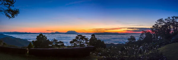 Hermoso punto de vista en el parque nacional huai nam dang, Chiang Mai, Tailandia — Foto de Stock