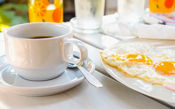 杯咖啡含早餐煎鸡蛋 — 图库照片