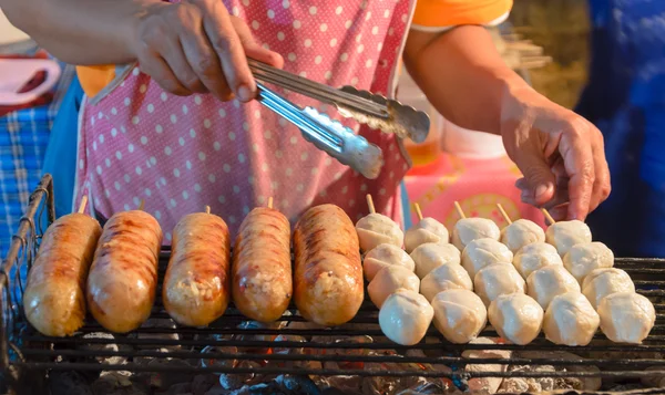 Salsichas de comida de rua tailandesas e almôndegas na grelha — Fotografia de Stock