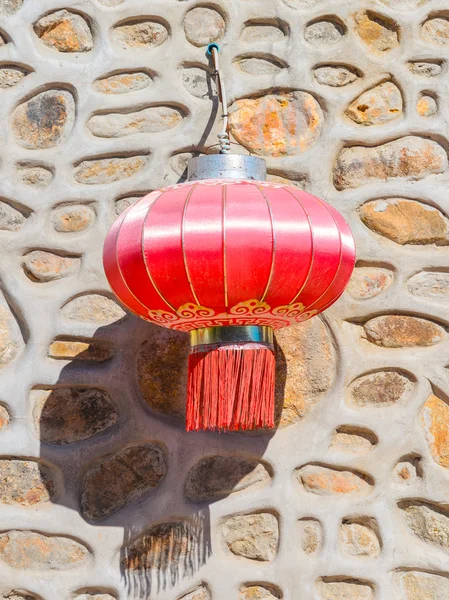 Traditionelle rote chinesische Laterne hängt an der Wand — Stockfoto