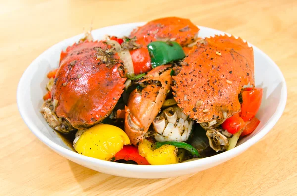 Asiatique épicé nourriture brasser crabe frit avec sauce au poivre noir — Photo