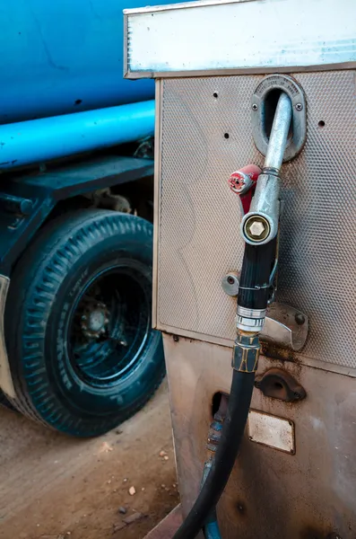 Bomba de posto de gasolina sujo velho com caminhão de combustível — Fotografia de Stock