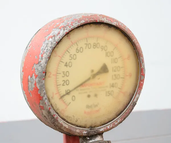 Gamla smutsiga däck manometer — Stockfoto