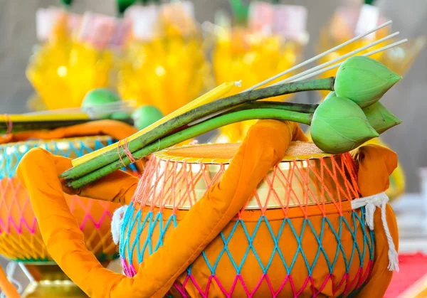 Nahaufnahme einer Lotusblume auf der buddhistischen Mönchsschale — Stockfoto