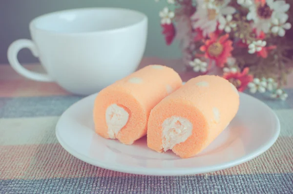 Pastel de rollo dulce en plato blanco —  Fotos de Stock