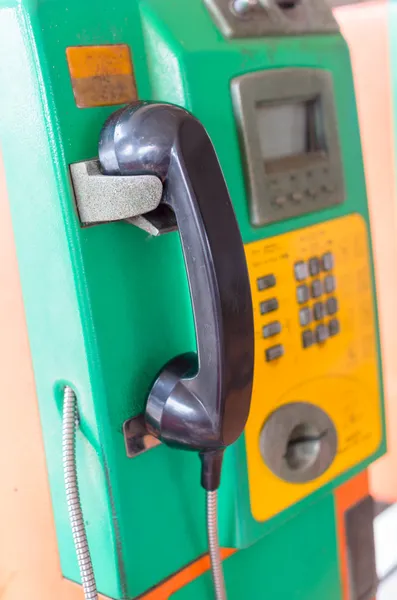 Telefone público verde — Fotografia de Stock