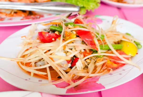 Thai élelmiszer zöld papaya saláta keverni csípős chili és citromlé — Stock Fotó