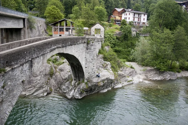 Puente sobre el río con el pescador Imágenes De Stock Sin Royalties Gratis