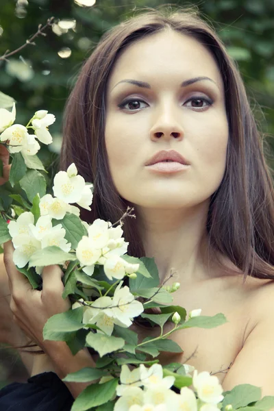 Yasemin ile güzel bir genç kadın