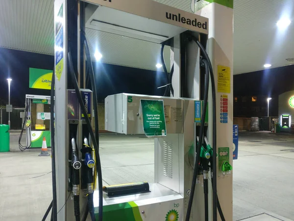 Londra, Birleşik Krallık - 25 Eylül 2021: Lewisham 'daki yerel British Petrol benzin istasyonundaki dizel tabelalar 2021 sonbaharında bitti