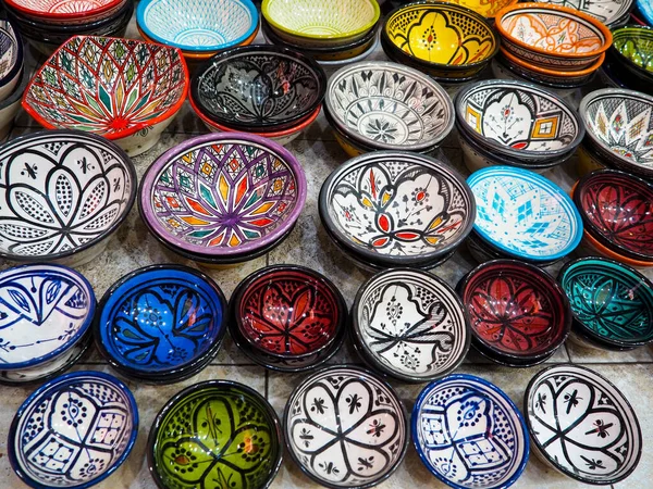 Geleneksel çarşıda sergilenen el yapımı renkli kâseler veya bardaklar - Fas 'taki sokak pazarı — Stok fotoğraf