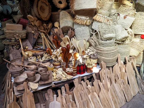 Handgefertigte hölzerne Schalen, Löffel, Bretter, Küchenutensilien und Körbe auf dem Wochenmarkt — Stockfoto