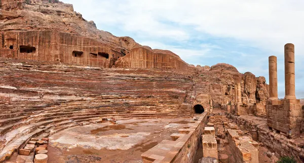 Ruines de l'amphithéâtre nabatéen ou théâtre ouvert à Petra, Jordanie — Photo