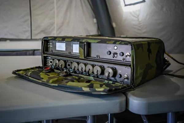 Сетевой коммутатор Ethernet военного класса на столе в армейской палатке, деталь крупного плана — стоковое фото