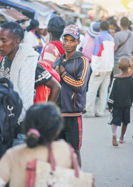 Ranohira, Madagaskar - 29 Nisan 2019: Bilinmeyen genç Malagasy adam kalabalık bir kalabalığın içinde duruyor. Madagaskar halkı fakir ama neşeli.