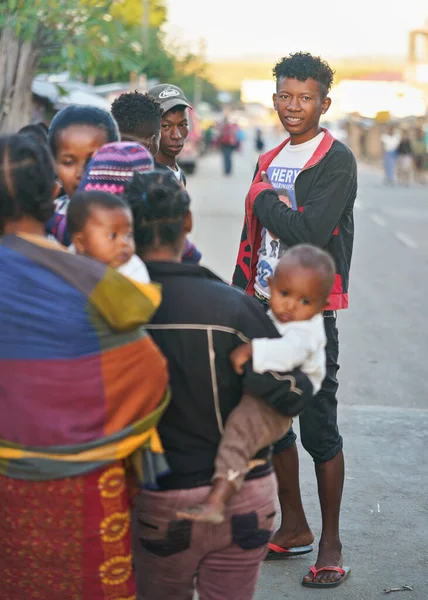 Ranohira Madagascar Abril 2019 Pequeña Multitud Malgaches Desconocidos Parados Carretera — Foto de Stock