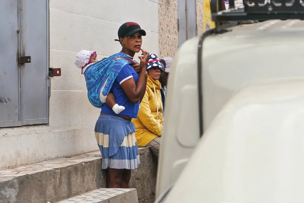 Antananarivo Madagaszkár 2019 Április Ismeretlen Madagaszkári Vállán Hordja Babáját Emberek — Stock Fotó
