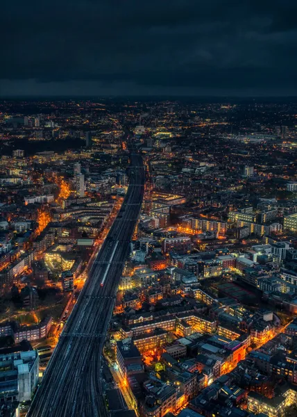 Воздушный Ночной Вид Восток Лондона Широкая Железнодорожная Трасса Одним Поездом — стоковое фото