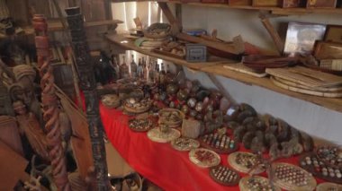 Antananarivo, Madagaskar - 07 Mayıs 2019: Çoğunlukla biblolar ve ahşaptan oyulmuş eşyalar olmak üzere çeşitli el yapımı eşyalar