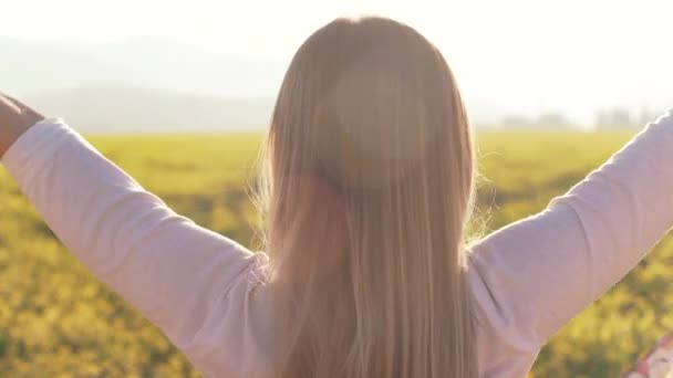 Junge Frau Bewegt Sich Langsamen Wind Die Arme Ausgebreitet Schal — Stockvideo