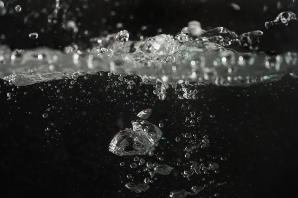 Víz Fröccsenő Ahogy Öntjük Akvárium Tartály Fekete Háttér — Stock Fotó