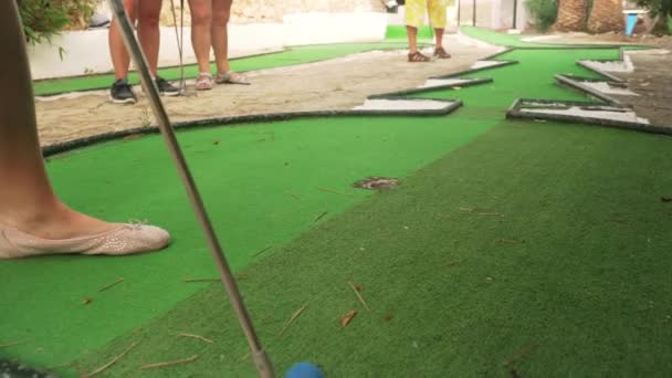 Mujer Juega Minigolf Detalle Solo Sus Pies Zapatos Alpargata Moviéndose — Vídeos de Stock