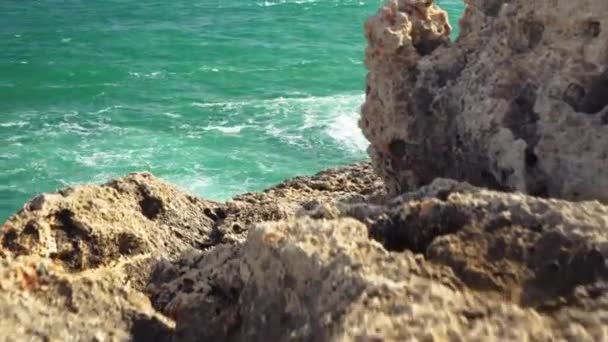 Basso Angolo Video Spostandosi Sulle Rocce Verso Mare Vista Acqua — Video Stock