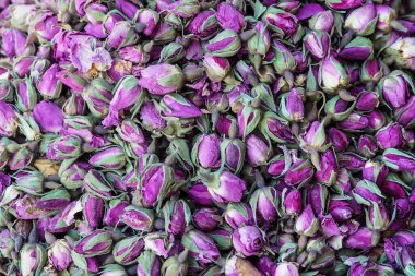 Çarşıda doğal koku olarak kullanılan kurumuş gül çiçekleri yığını - Fas 'taki geleneksel sokak pazarı.