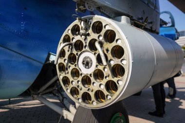 Askeri savaş helikopteri yan silahı ya da top mermileri için tüp delikleri olan arkadan detaylı görüş..