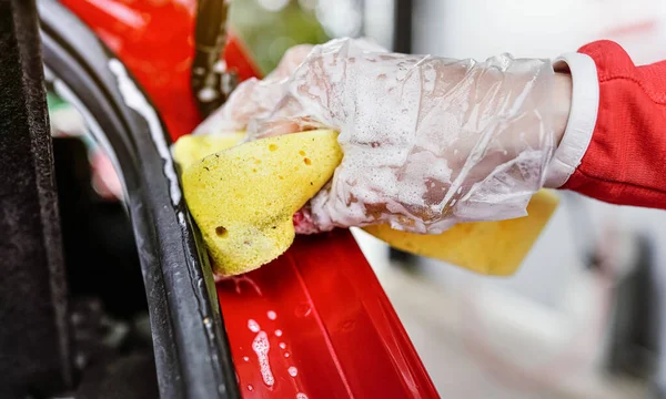 Jovem Mulher Limpeza Parte Traseira Seu Carro Close Detalhe Mão — Fotografia de Stock
