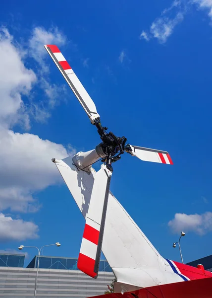 Olhando Para Cima Rotor Helicóptero Traseiro Vermelho Branco Céu Com — Fotografia de Stock