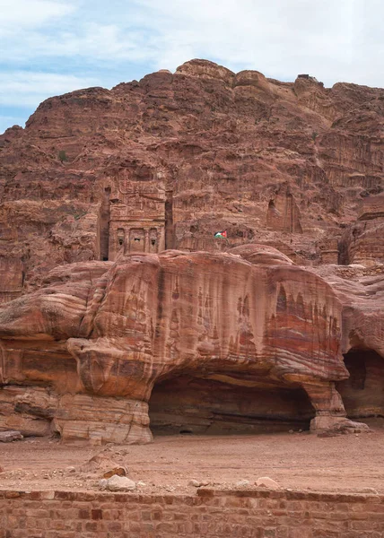 Ruínas Habitação Simples Caverna Como Buracos Parede Pedra Ondas Bandeira — Fotografia de Stock