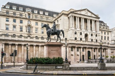 Londra, Birleşik Krallık - 02 Şubat 2019: İngiltere Merkez Bankası bulutlu bir günde Threadneedle Caddesi 'nde. BoE, İngiltere 'nin merkez bankasıdır. Dünyanın en büyük bankalarından biridir..