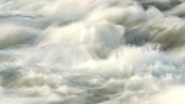 摘要时间间隔视频 岩石上流进河里的水的长曝光镜头 — 图库视频影像