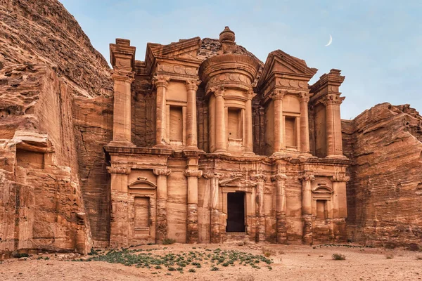 Ad Deir - Monastère - ruines sculptées dans la paroi rocheuse, croissant de lune au-dessus à Petra Jordan — Photo