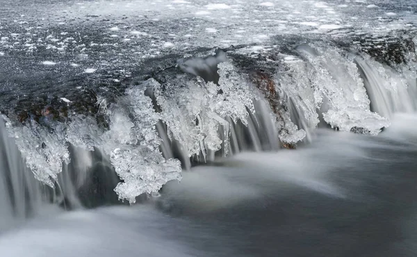 Cascada de río congelado con carámbanos, foto de larga exposición — Foto de Stock