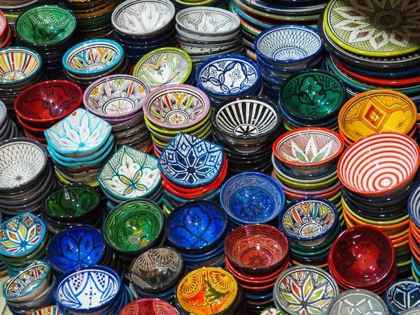 Geleneksel çarşıda sergilenen el yapımı renkli kâseler veya bardaklar - Fas 'taki sokak pazarı — Stok fotoğraf