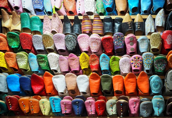 Handgefertigte, farbenfrohe Pantoffeln - Lederpantoffeln im traditionellen Souk - Straßenmarkt in Marokko — Stockfoto