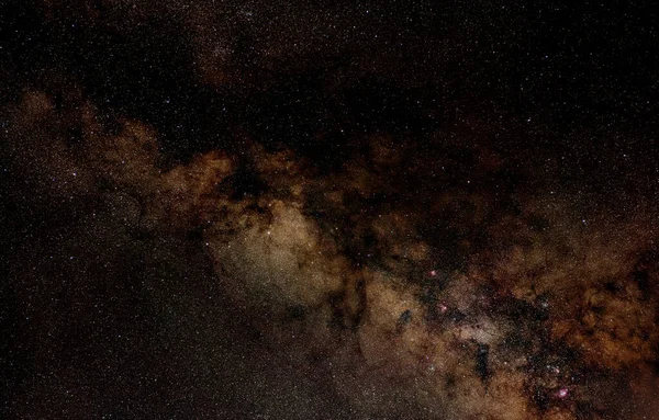 Nachthemel met melkweg in de buurt van Scutum sterrenbeeld, paarse Omega, Adelaar, Lagune en Trifid nevel zichtbaar. Lange belichting gestapelde foto — Stockfoto