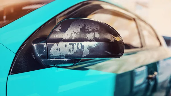 Natte zwarte plastic zijspiegel van blauwe auto gewassen in carwash, close-up detail — Stockfoto