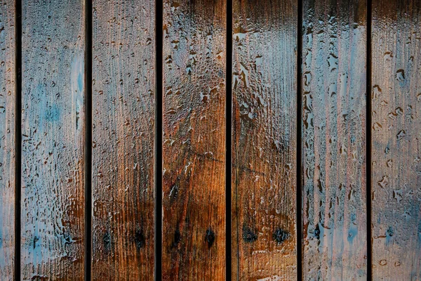 Houten planken bestrating nat van de regen, close-up detail van boven — Stockfoto