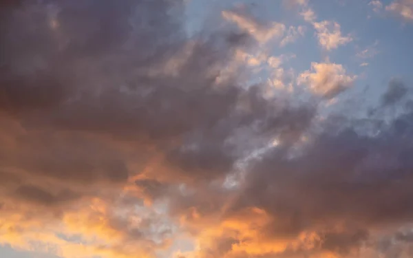 Arancio pomeriggio sole illuminato su scuro blu tramonto cielo, natura sfondo — Foto Stock